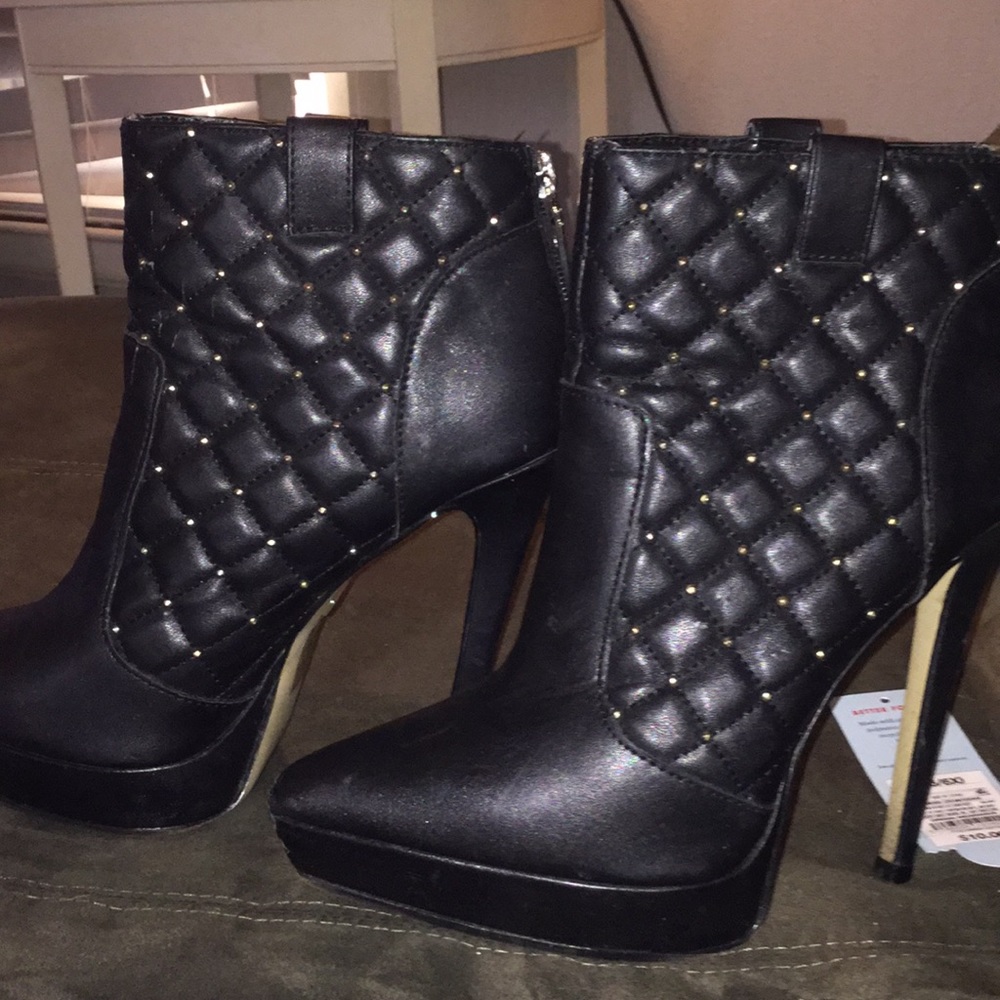 Shoes - Picture 2 of 3